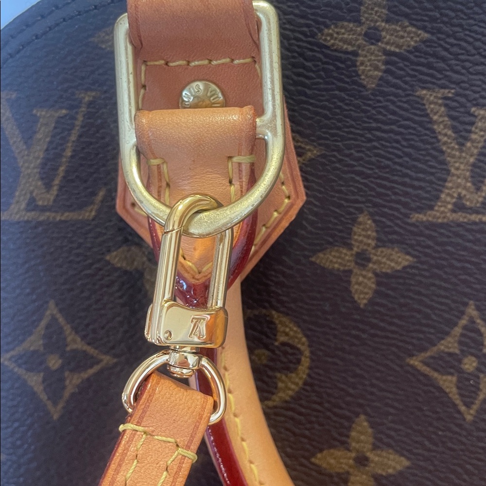 Louis Vuitton Mini Alma Handbag Crossbody Bag. Great Condition. Authentic - Picture 4 of 11